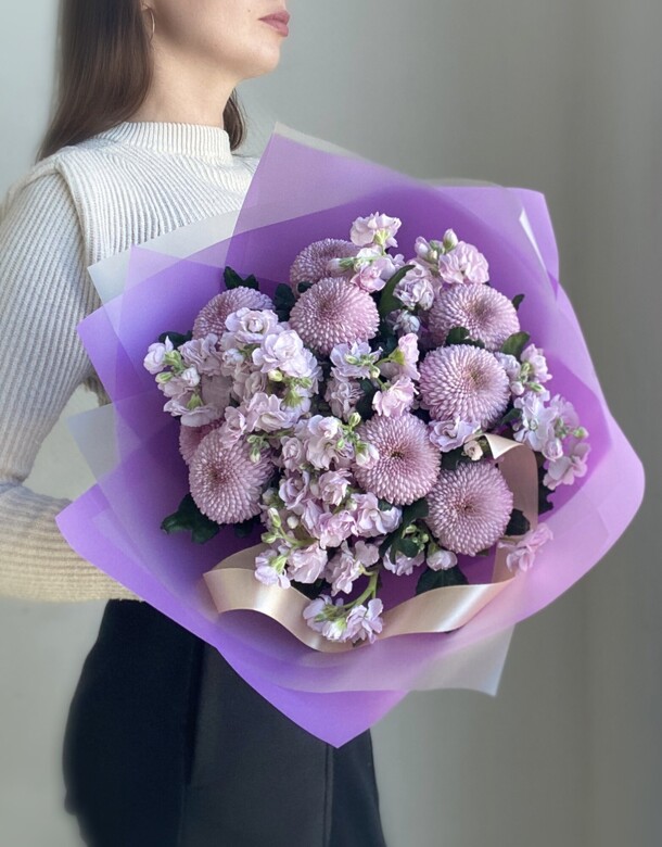 Хризантемы и маттиола ароматный букет, артикул F1214569 - 9400 рублей, доставка по городу. Flawery - доставка цветов