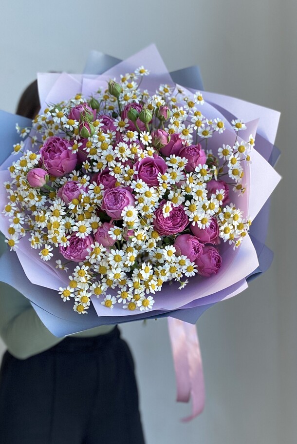 Пионовидные розы и ромашки, артикул F1219553 - 7315 рублей, доставка по городу. Flawery - доставка цветов