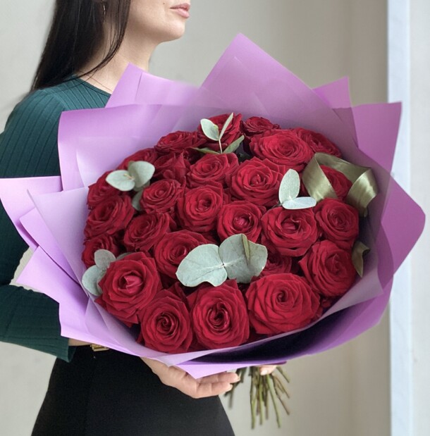 Красные розы с эвкалиптом, артикул F1226749 - 7150 рублей, доставка по городу. Flawery - доставка цветов