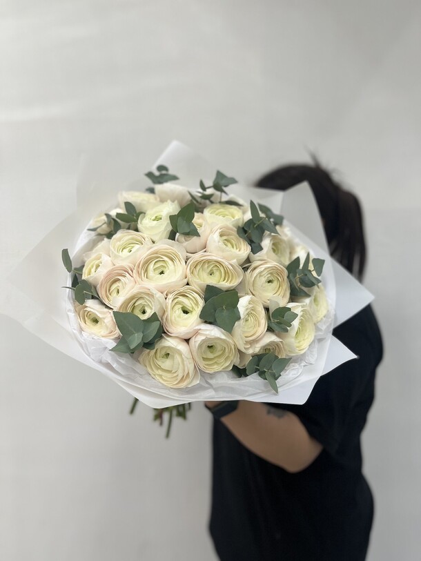 Ранункулюсы с эвкалиптом, артикул F1238826 - 35000 рублей, доставка по городу. Flawery - доставка цветов