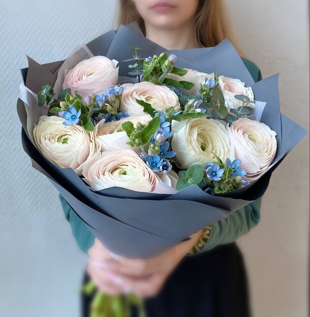 Ранункулюсы с веточками эвкалипта, артикул F1246482 - 8960 рублей, доставка по городу. Flawery - доставка цветов