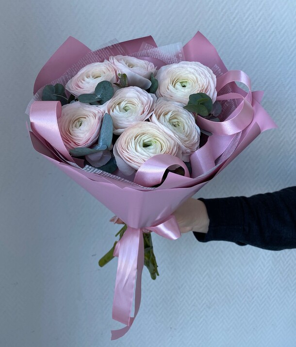 Ранункулюсы с эвкалиптом, артикул F1251882 - 7900 рублей, доставка по городу. Flawery - доставка цветов