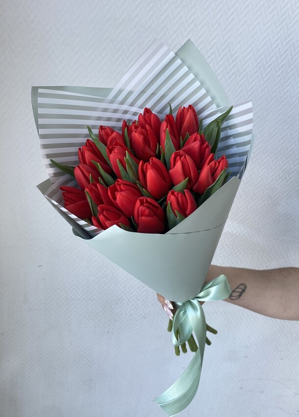 Красные тюльпаны в стильном оформлении, артикул F1256377 - 5950 рублей, доставка по городу. Flawery - доставка цветов