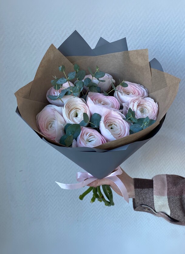 Ранункулюсы с эвкалиптом, артикул F1263503 - 7900 рублей, доставка по городу. Flawery - доставка цветов