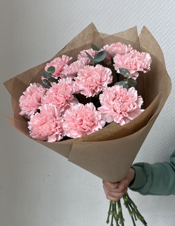 Гвоздики с эвкалиптом, артикул F1281377 - 3400 рублей, доставка по городу. Flawery - доставка цветов