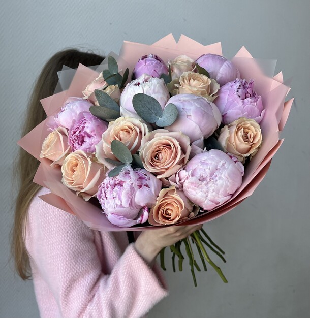 Букет с пионами и розами, артикул F1286499 - 11800 рублей, доставка по городу. Flawery - доставка цветов