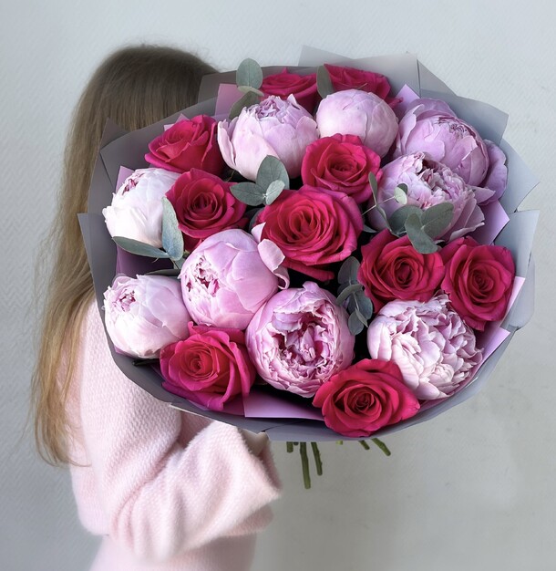 Шикарный букет с пионами и розами, артикул F1286502 - 13900 рублей, доставка по городу. Flawery - доставка цветов