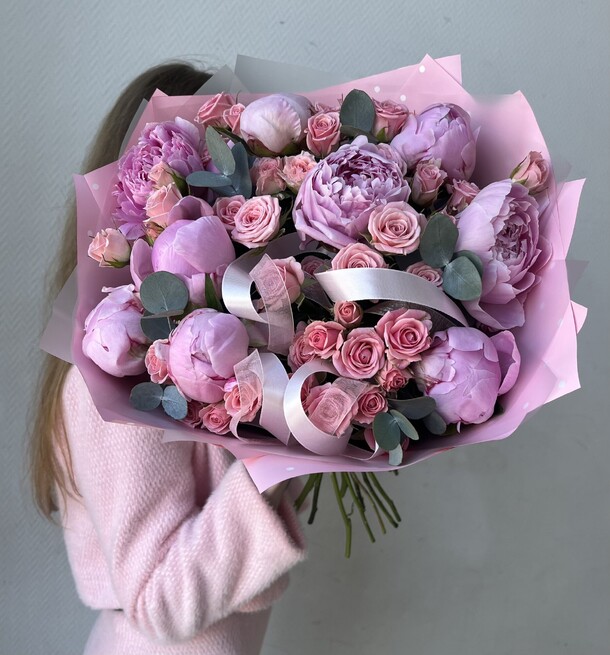 Букет с пионами и кустовыми розами, артикул F1286504 - 14000 рублей, доставка по городу. Flawery - доставка цветов