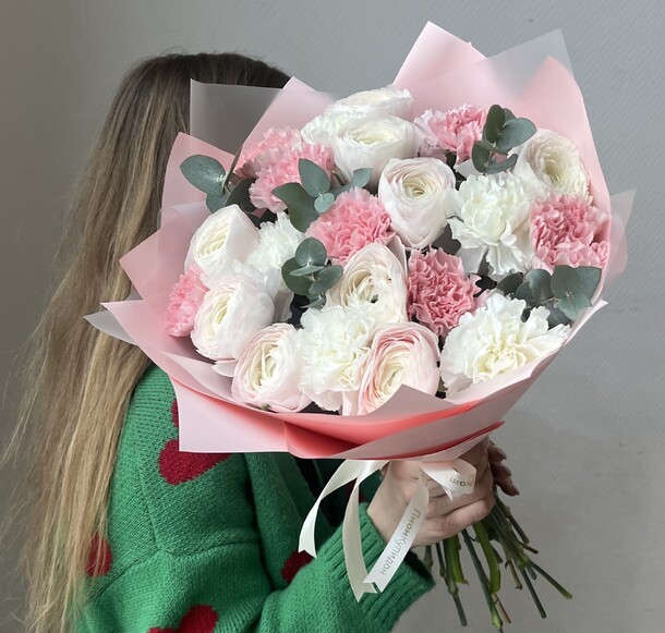 Ранункулюсы в ажурном букете, артикул F1358825 - 10500 рублей, доставка по городу. Flawery - доставка цветов