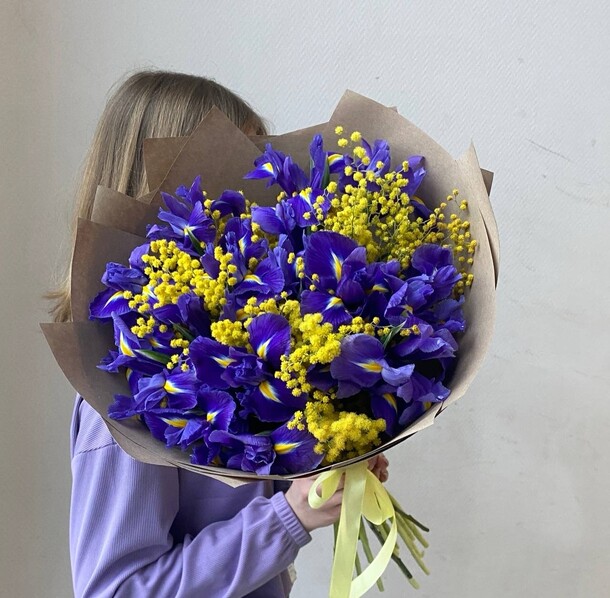 Мимоза и ирисы, артикул F1374869 - 5850 рублей, доставка по городу. Flawery - доставка цветов
