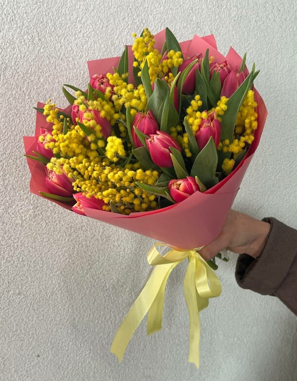 Тюльпаны и мимоза, артикул F1388550 - 5900 рублей, доставка по городу. Flawery - доставка цветов