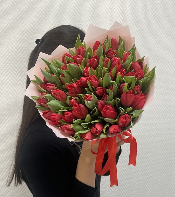 Красные пионовидные тюльпаны (51 шт), артикул F1393947 - 13100 рублей, доставка по городу. Flawery - доставка цветов