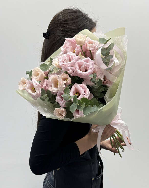 Розовая эустома (лизиантус) с эвкалиптом, артикул F1408738 - 4500 рублей, доставка по городу. Flawery - доставка цветов