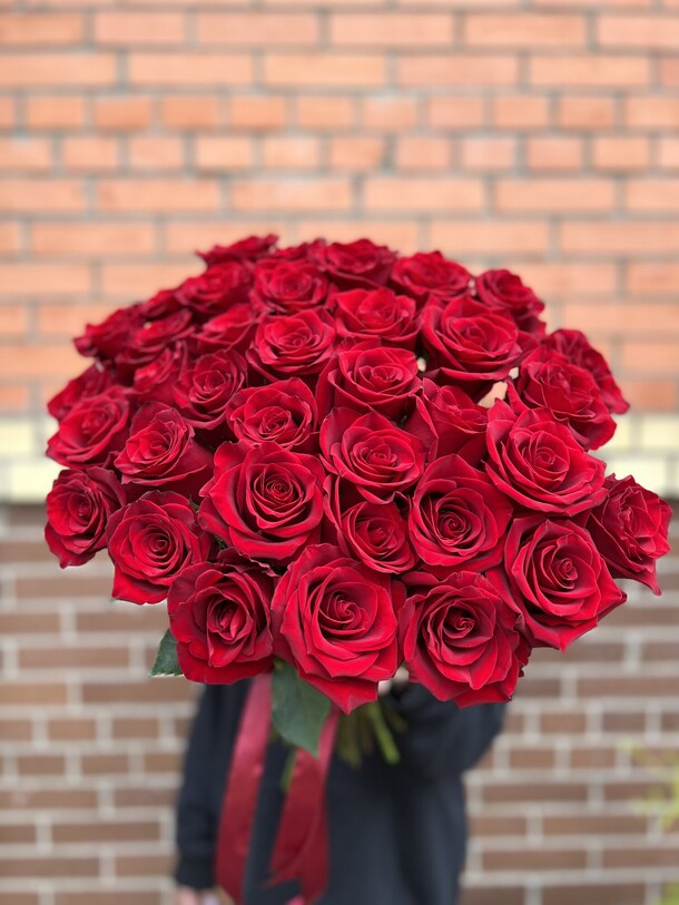 35 крупных роз, артикул F1202863 - 14390 рублей, доставка по городу. Flawery - доставка цветов