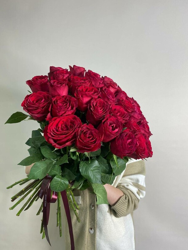 Букет красных роз, артикул F1229150 - 6230 рублей, доставка по городу. Flawery - доставка цветов