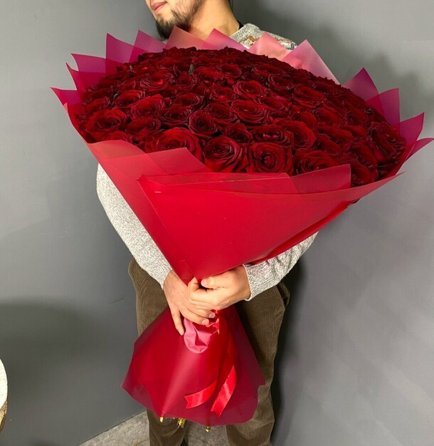Красивый букет из красных роз, артикул F1165225 - 77948 рублей, доставка по городу. Flawery - доставка цветов