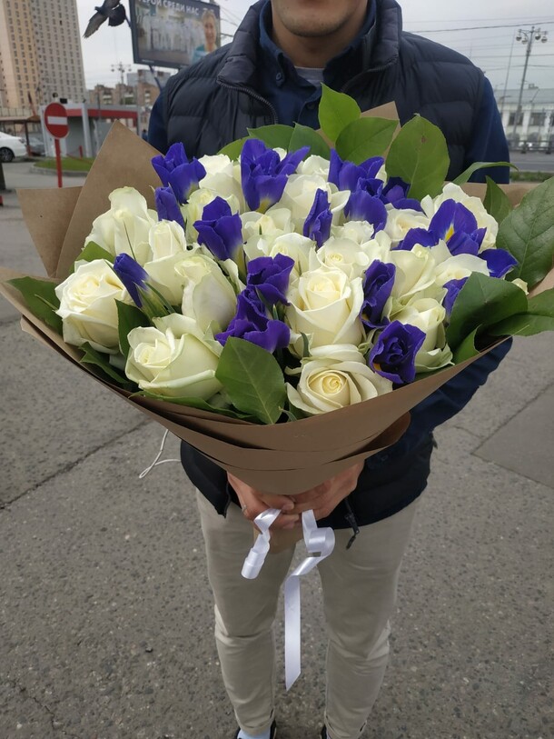 Букет из белых роз и ирисов, артикул F1165365 - 22823 рублей, доставка по городу. Flawery - доставка цветов