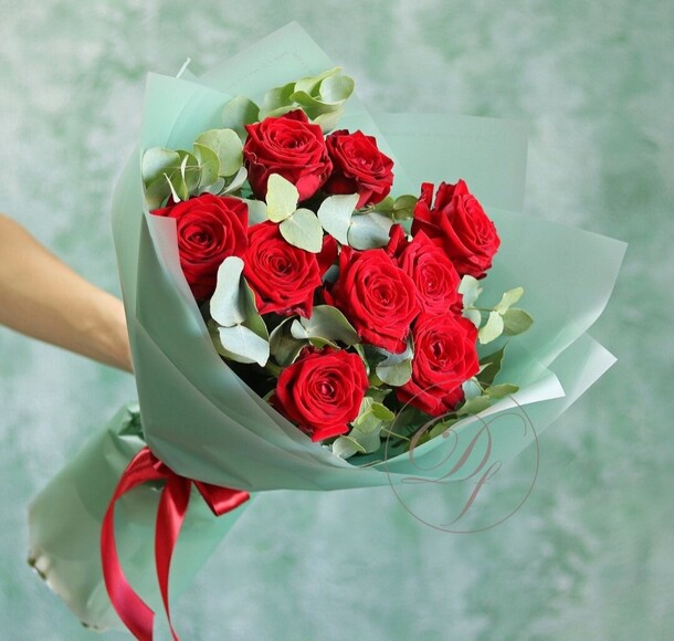 Розы с эвкалиптом, артикул F1166358 - 12100 рублей, доставка по городу. Flawery - доставка цветов