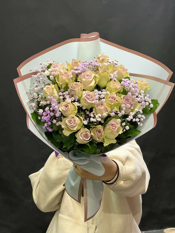 Букет из роз с гипсофилой, артикул F1167261 - 31382 рублей, доставка по городу. Flawery - доставка цветов