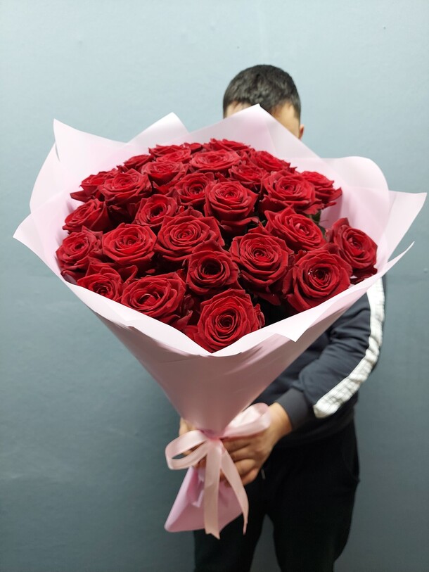 Красивый букет из сорта ред наоми, артикул F1167314 - 16335 рублей, доставка по городу. Flawery - доставка цветов