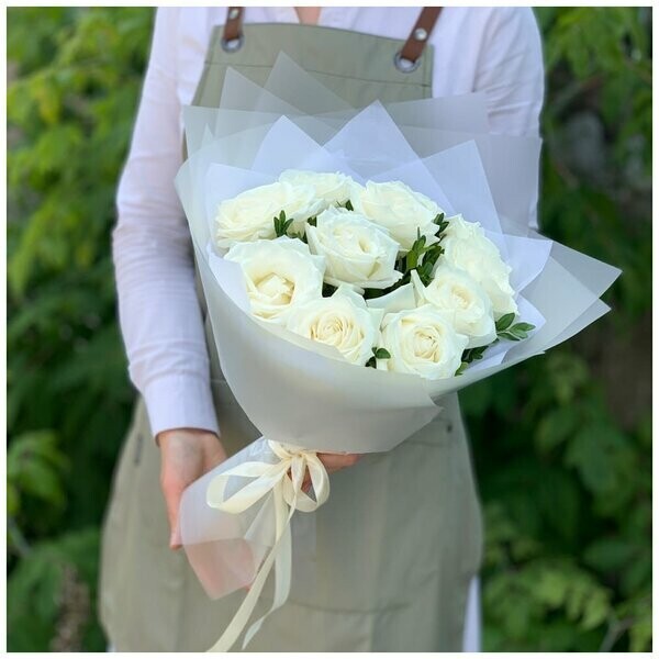 Букет из 19 роз с зеленью, артикул F1167405 - 11495 рублей, доставка по городу. Flawery - доставка цветов