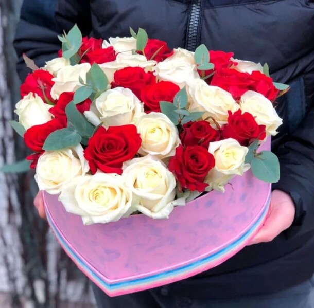 Композиция из микс роз в форме сердца 💕, артикул F1170534 - 31073 рублей, доставка по городу. Flawery - доставка цветов