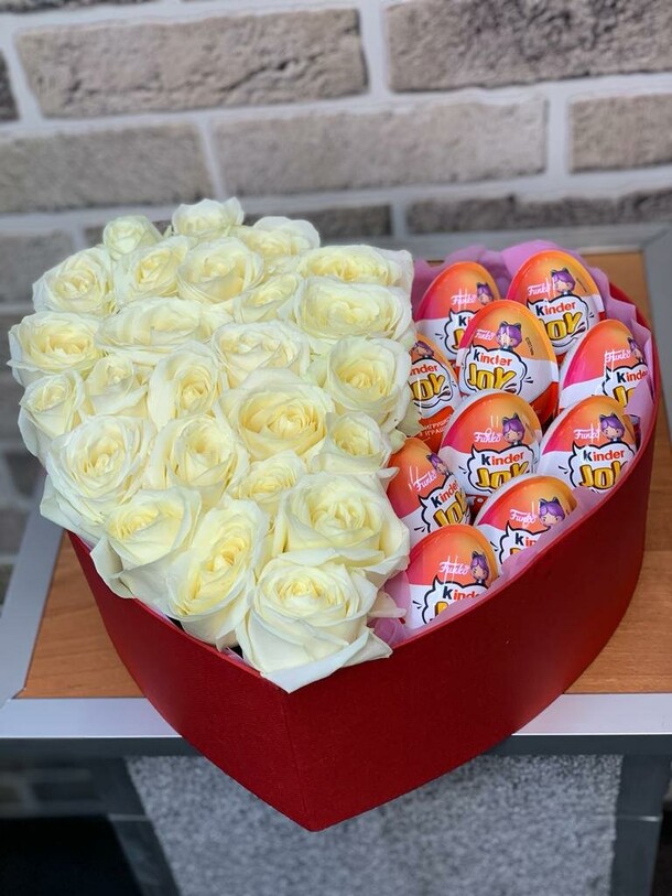 Роза с сюрпризами 👑, артикул F1192923 - 30250 рублей, доставка по городу. Flawery - доставка цветов