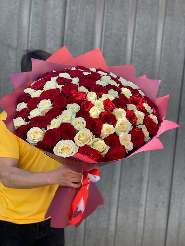 Белая/красная 101 роза, артикул F1192927 - 42350 рублей, доставка по городу. Flawery - доставка цветов