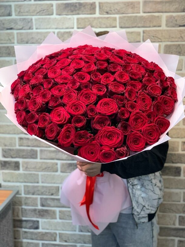 101 роза 🌹, артикул F1207356 - 48399 рублей, доставка по городу. Flawery - доставка цветов