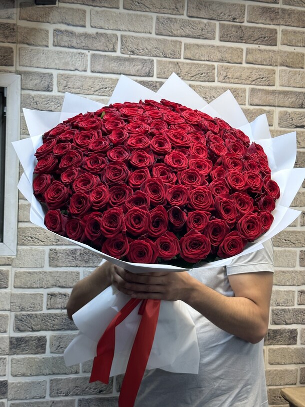 101 роза, артикул F1213892 - 55659 рублей, доставка по городу. Flawery - доставка цветов