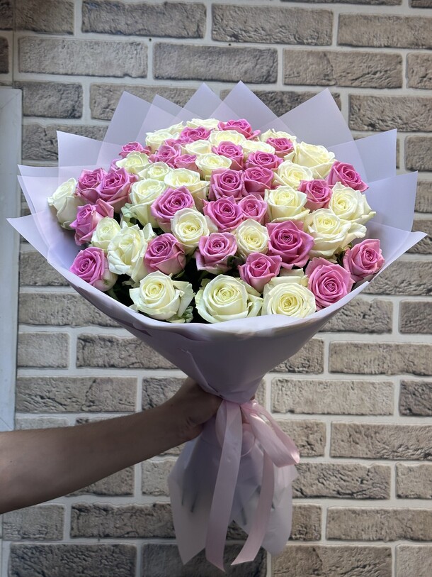 Роза микс белый розовый, артикул F1213894 - 19360 рублей, доставка по городу. Flawery - доставка цветов