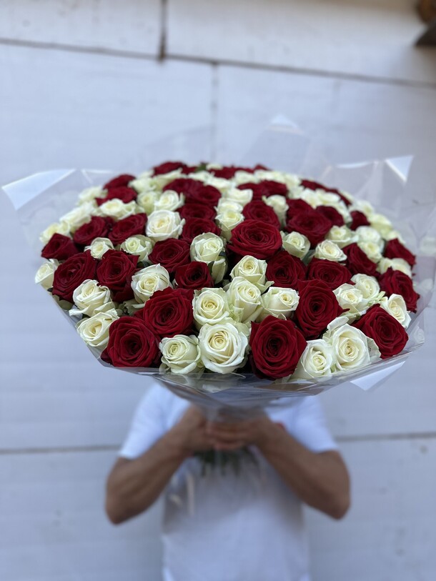 Микс букет из 101 роз, артикул F1213897 - 54450 рублей, доставка по городу. Flawery - доставка цветов