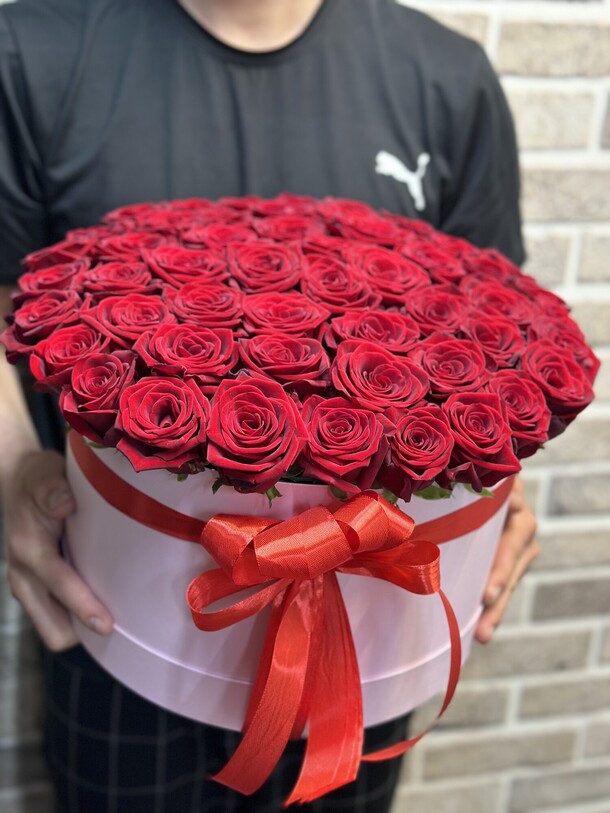 Коробка из 51 роз, артикул F1213907 - 48399 рублей, доставка по городу. Flawery - доставка цветов