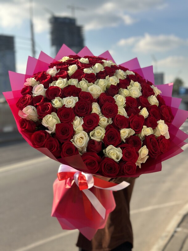 101 роза микс, артикул F1214469 - 48399 рублей, доставка по городу. Flawery - доставка цветов