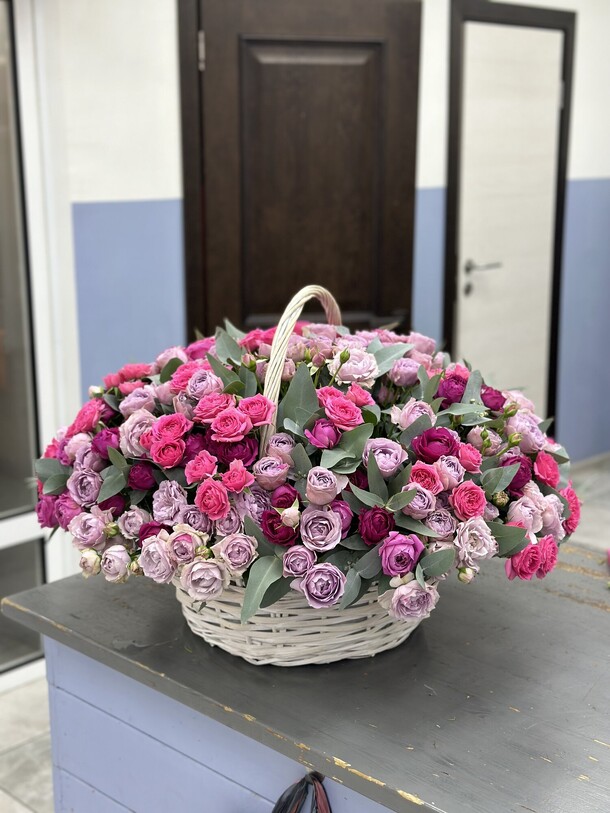 Корзина из кустовых роз, артикул F1226460 - 121000 рублей, доставка по городу. Flawery - доставка цветов