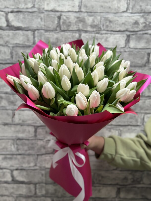 Букет из белых тюльпанчиков (51шт), артикул F1260039 - 31382 рублей, доставка по городу. Flawery - доставка цветов