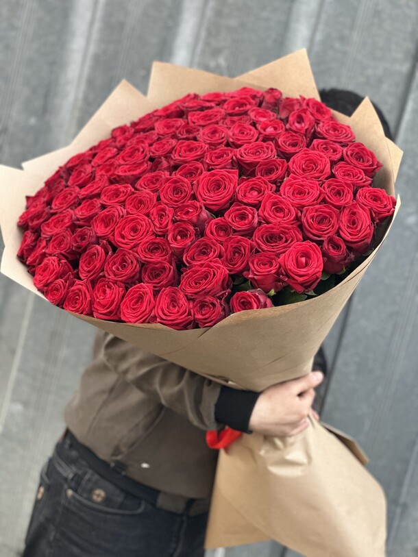 Букет из 101 роз в крафте, артикул F1277859 - 60499 рублей, доставка по городу. Flawery - доставка цветов