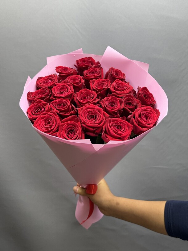 Букет из 21 красных роз, артикул F1305271 - 12099 рублей, доставка по городу. Flawery - доставка цветов
