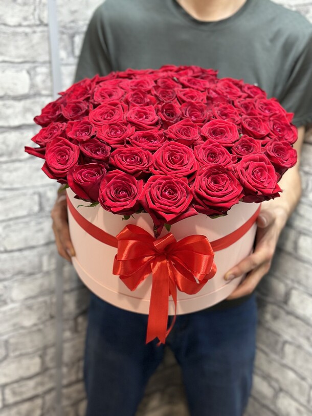 Коробка из 51 роз, артикул F1305287 - 26124 рублей, доставка по городу. Flawery - доставка цветов