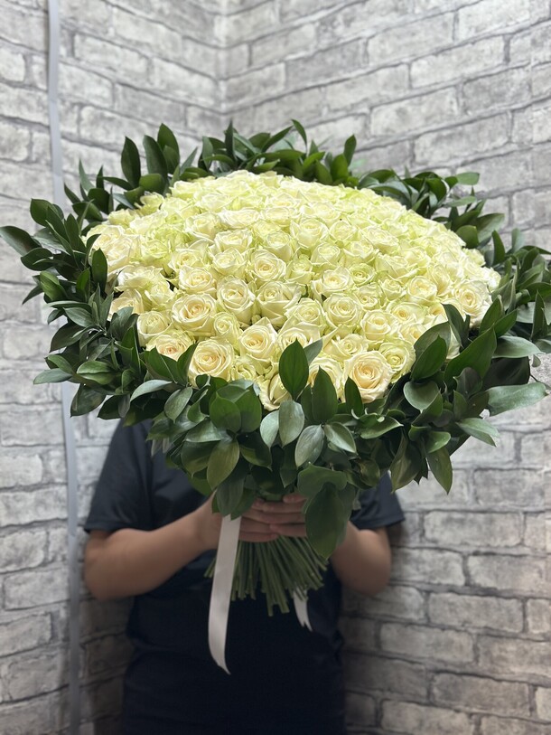 101 роза люкс, артикул F1319899 - 48399 рублей, доставка по городу. Flawery - доставка цветов