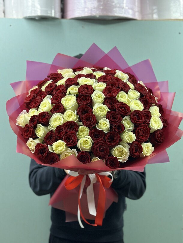 Люкс из 101 розы, артикул F1339701 - 53845 рублей, доставка по городу. Flawery - доставка цветов