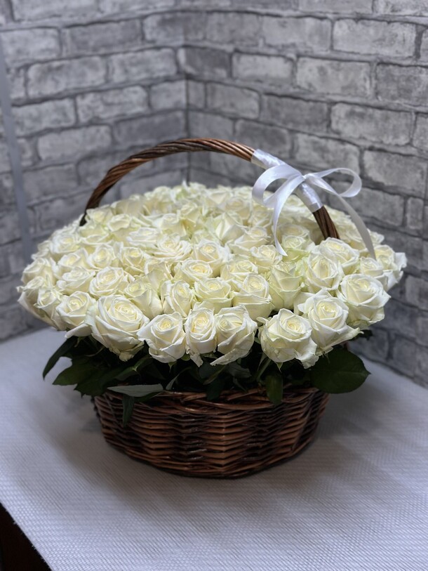 Корзина из 101 роз, артикул F1360856 - 54450 рублей, доставка по городу. Flawery - доставка цветов