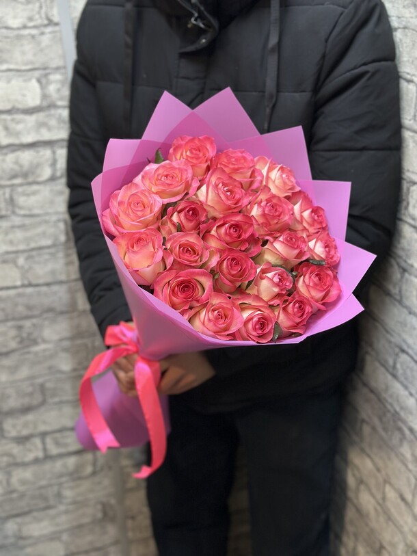 Букет из 21шт роз, артикул F1363096 - 12099 рублей, доставка по городу. Flawery - доставка цветов