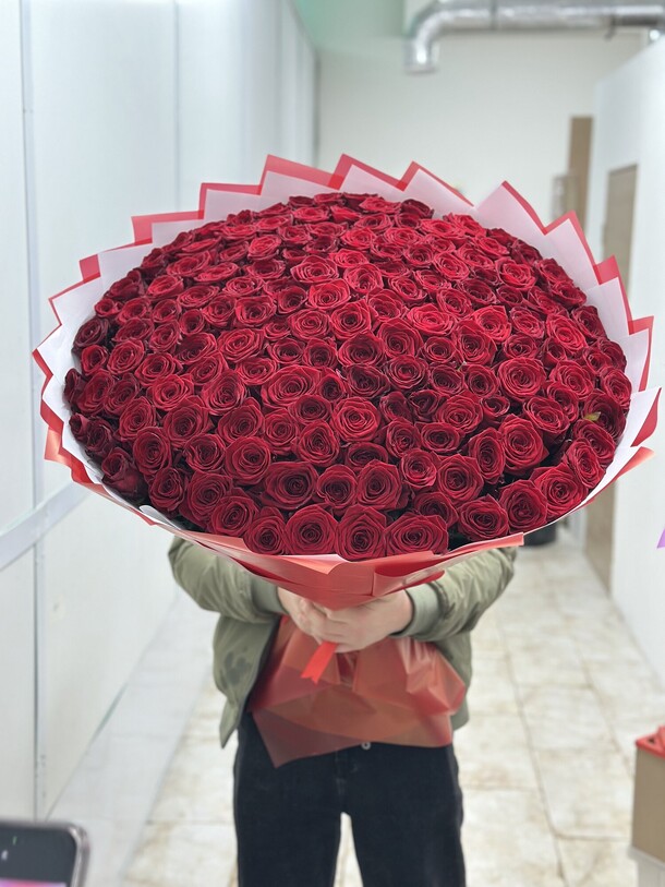 Букет из 151 роз, артикул F1363590 - 84699 рублей, доставка по городу. Flawery - доставка цветов