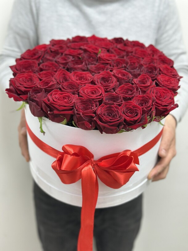 Шляпная коробка из 51роз, артикул F1363596 - 30249 рублей, доставка по городу. Flawery - доставка цветов