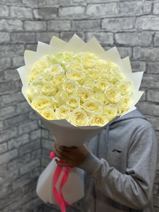 Букет из белых роз, артикул F1368460 - 17537 рублей, доставка по городу. Flawery - доставка цветов