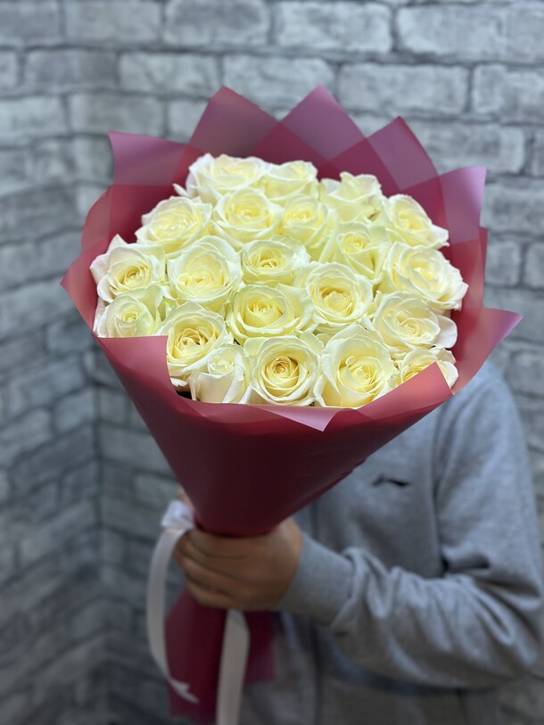 Букет из 21 роз, артикул F1368461 - 12668 рублей, доставка по городу. Flawery - доставка цветов