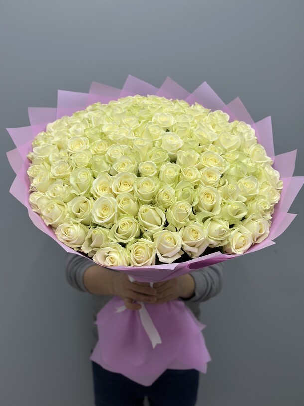 Белые розы из 101 штук, артикул F1388205 - 23500 рублей, доставка по городу. Flawery - доставка цветов