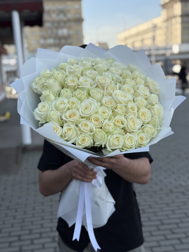 Букет из белых роз (61шт), артикул F1409741 - 17999 рублей, доставка по городу. Flawery - доставка цветов
