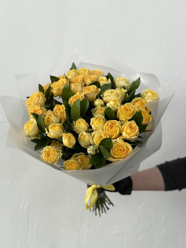 Желтые кустовые розы (11 веток), артикул F1412302 - 12500 рублей, доставка по городу. Flawery - доставка цветов